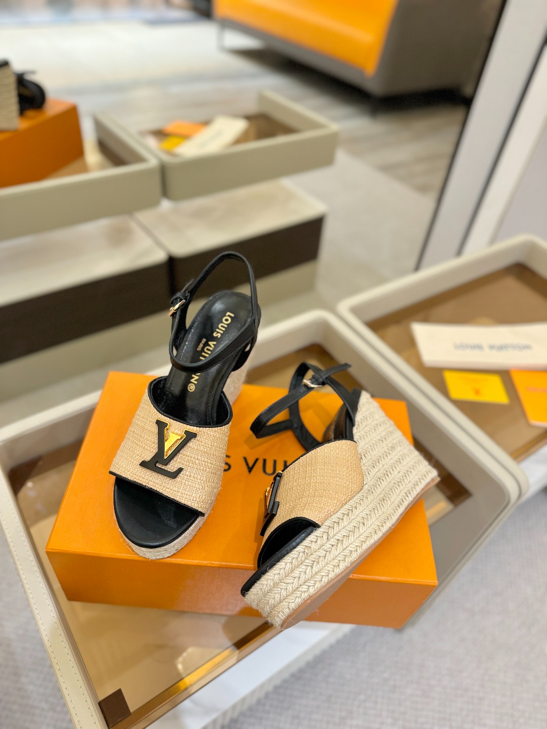  
   L V     2025   走秀款厚底麻绳凉鞋  
🙌 香港原版购入一比一开模  
👍 今年