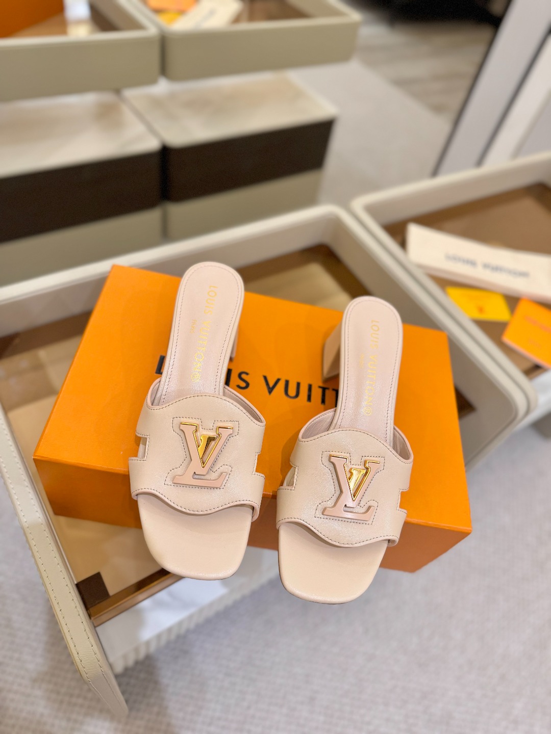 
  Louis Vuitton 
2025 款官网系列拖鞋！完美楦型、LV扣子工艺、更显优雅气质、上脚