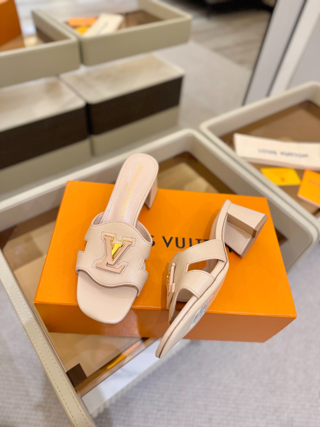 
  Louis Vuitton 
2025 款官网系列拖鞋！完美楦型、LV扣子工艺、更显优雅气质、上脚