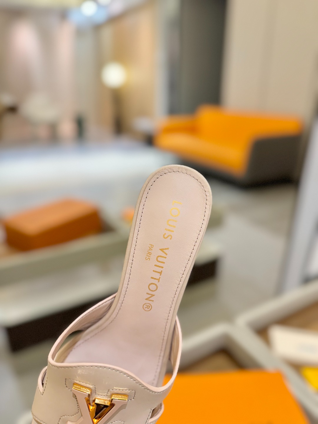 
  Louis Vuitton 
2025 款官网系列拖鞋！完美楦型、LV扣子工艺、更显优雅气质、上脚