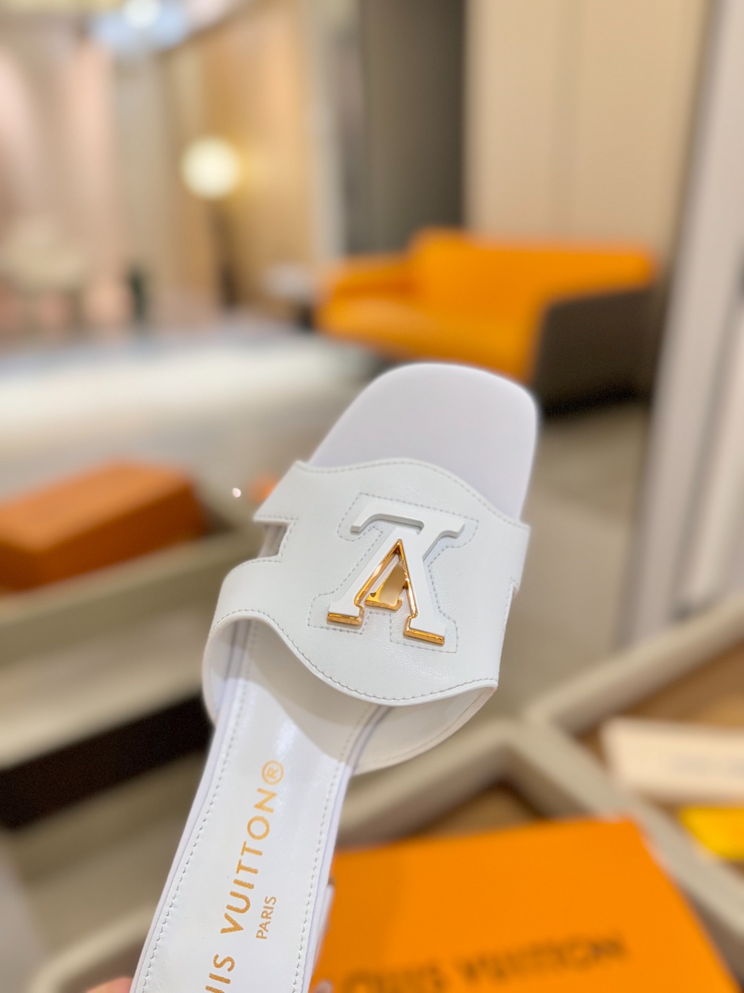 
  Louis Vuitton 
2025 款官网系列拖鞋！完美楦型、LV扣子工艺、更显优雅气质、上脚