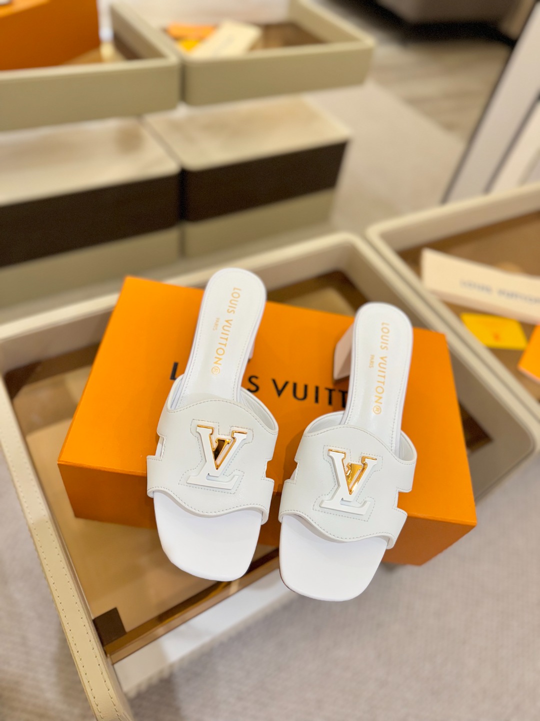 
  Louis Vuitton 
2025 款官网系列拖鞋！完美楦型、LV扣子工艺、更显优雅气质、上脚