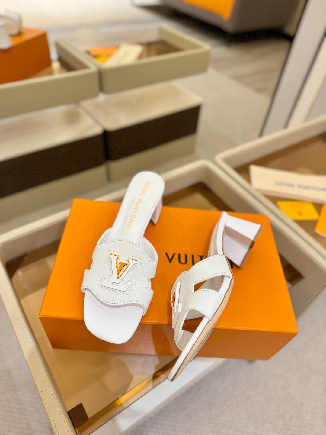 
  Louis Vuitton 
2025 款官网系列拖鞋！完美楦型、LV扣子工艺、更显优雅气质、上脚