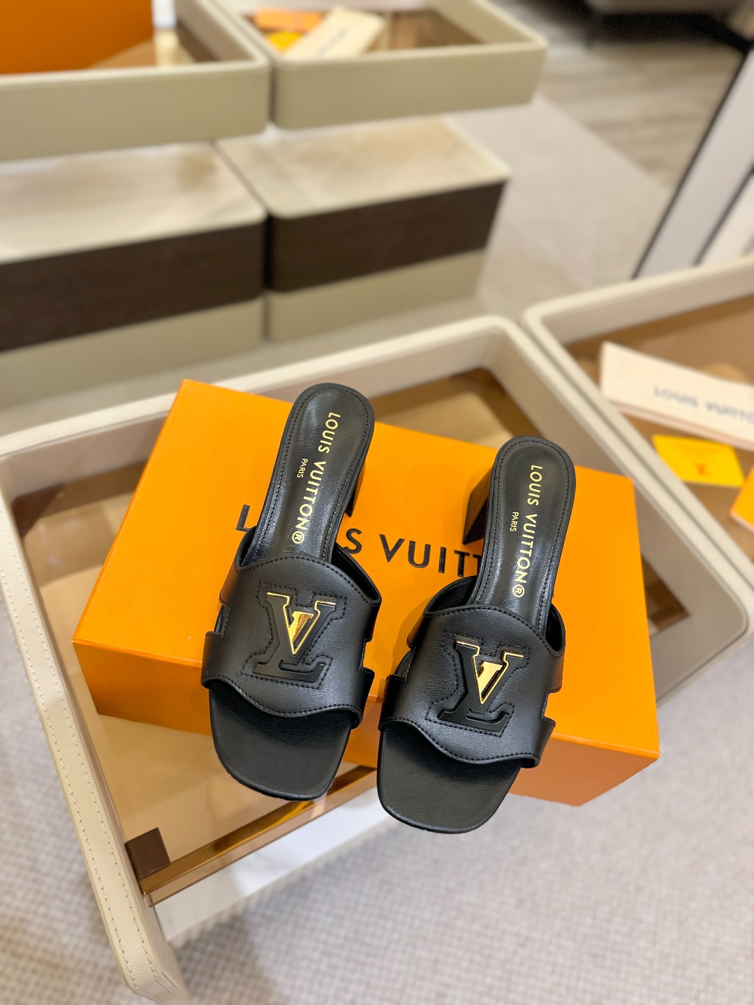 
  Louis Vuitton 
2025 款官网系列拖鞋！完美楦型、LV扣子工艺、更显优雅气质、上脚