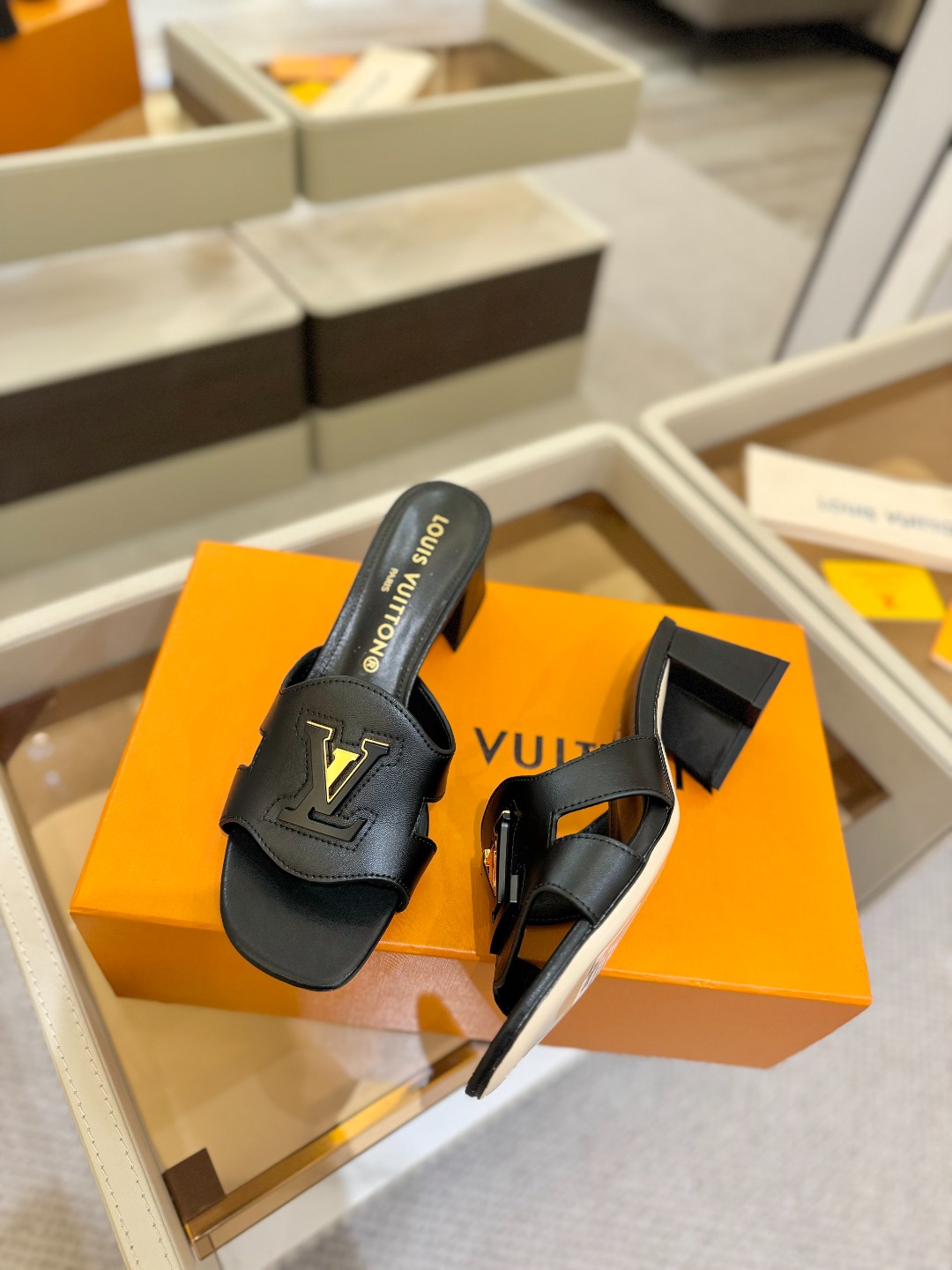 
  Louis Vuitton 
2025 款官网系列拖鞋！完美楦型、LV扣子工艺、更显优雅气质、上脚