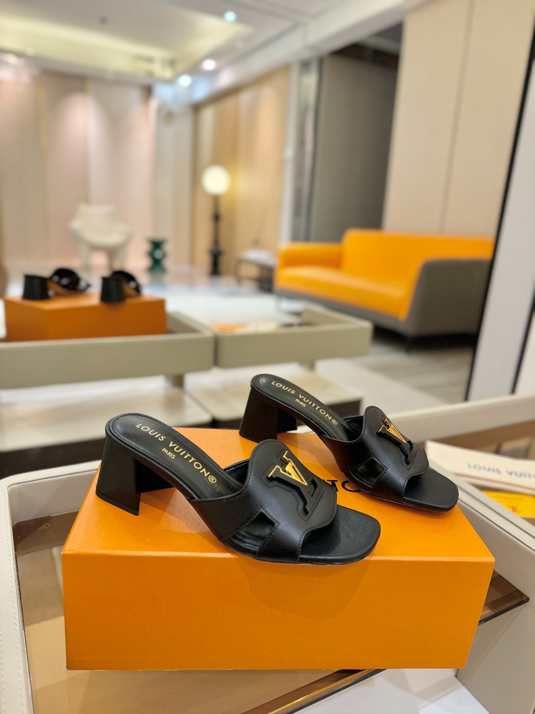 
  Louis Vuitton 
2025 款官网系列拖鞋！完美楦型、LV扣子工艺、更显优雅气质、上脚