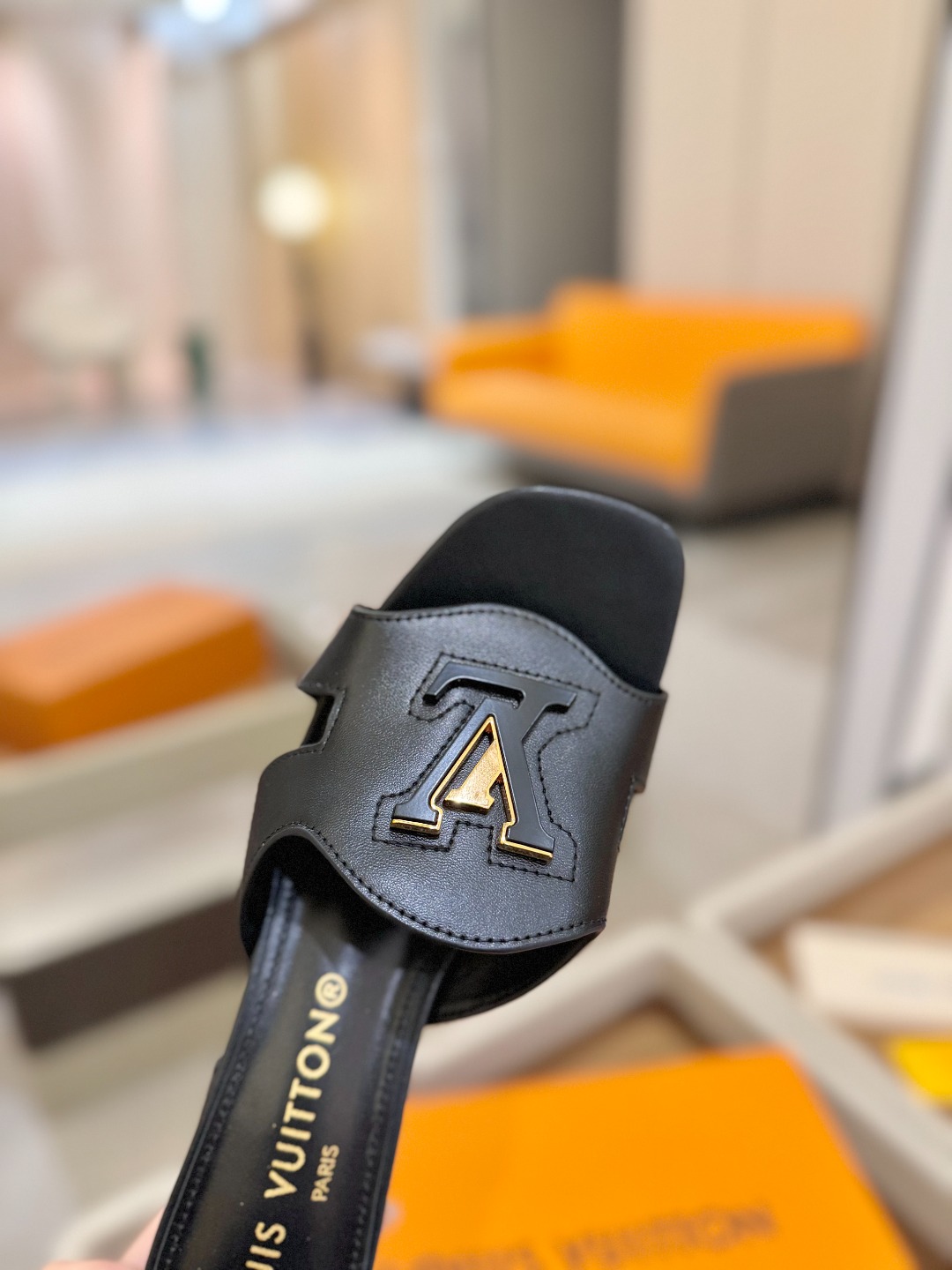 
  Louis Vuitton 
2025 款官网系列拖鞋！完美楦型、LV扣子工艺、更显优雅气质、上脚