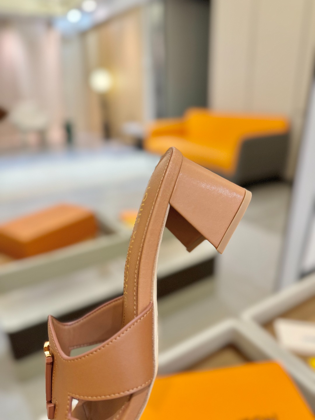 
  Louis Vuitton 
2025 款官网系列拖鞋！完美楦型、LV扣子工艺、更显优雅气质、上脚
