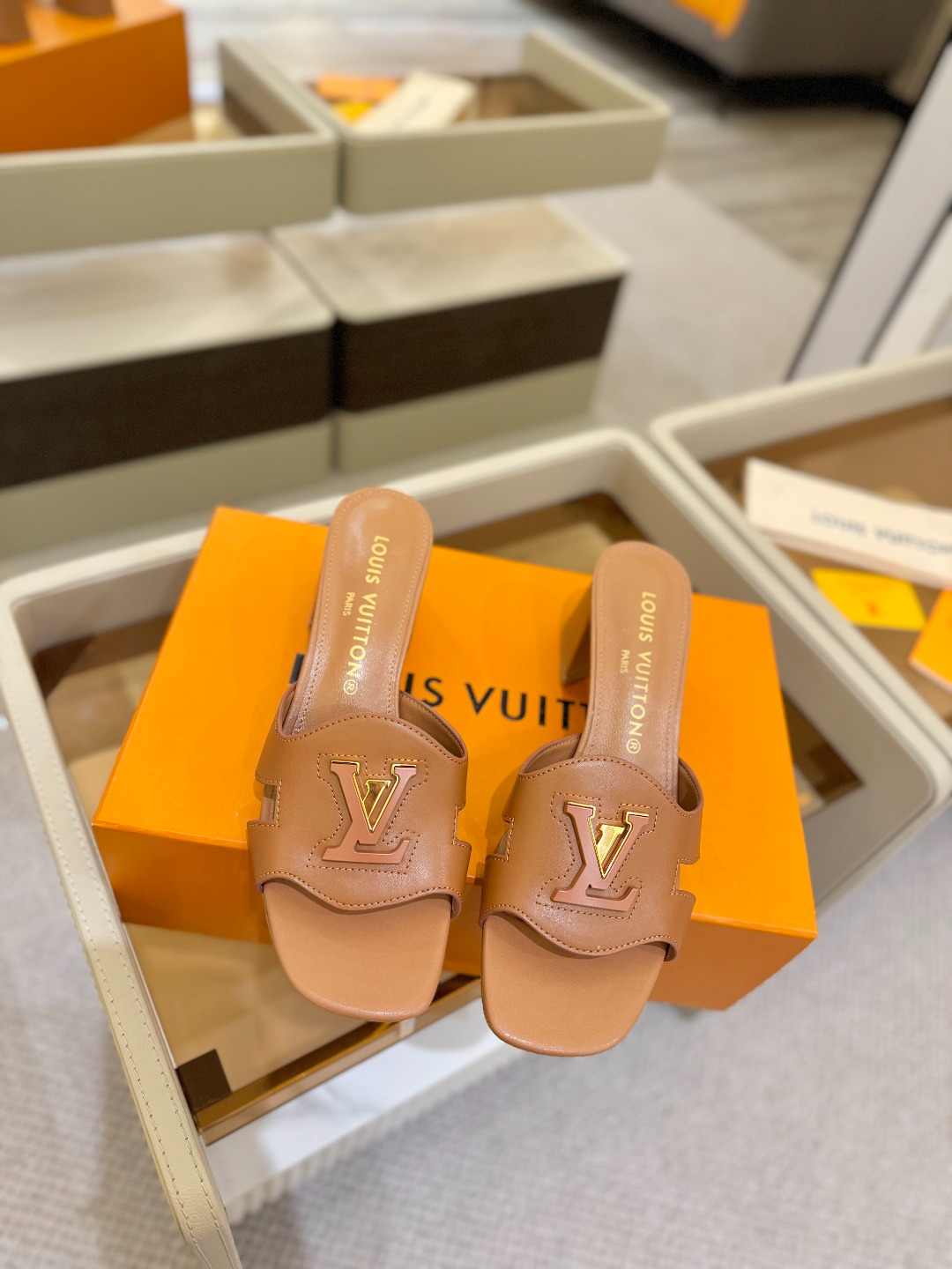 
  Louis Vuitton 
2025 款官网系列拖鞋！完美楦型、LV扣子工艺、更显优雅气质、上脚