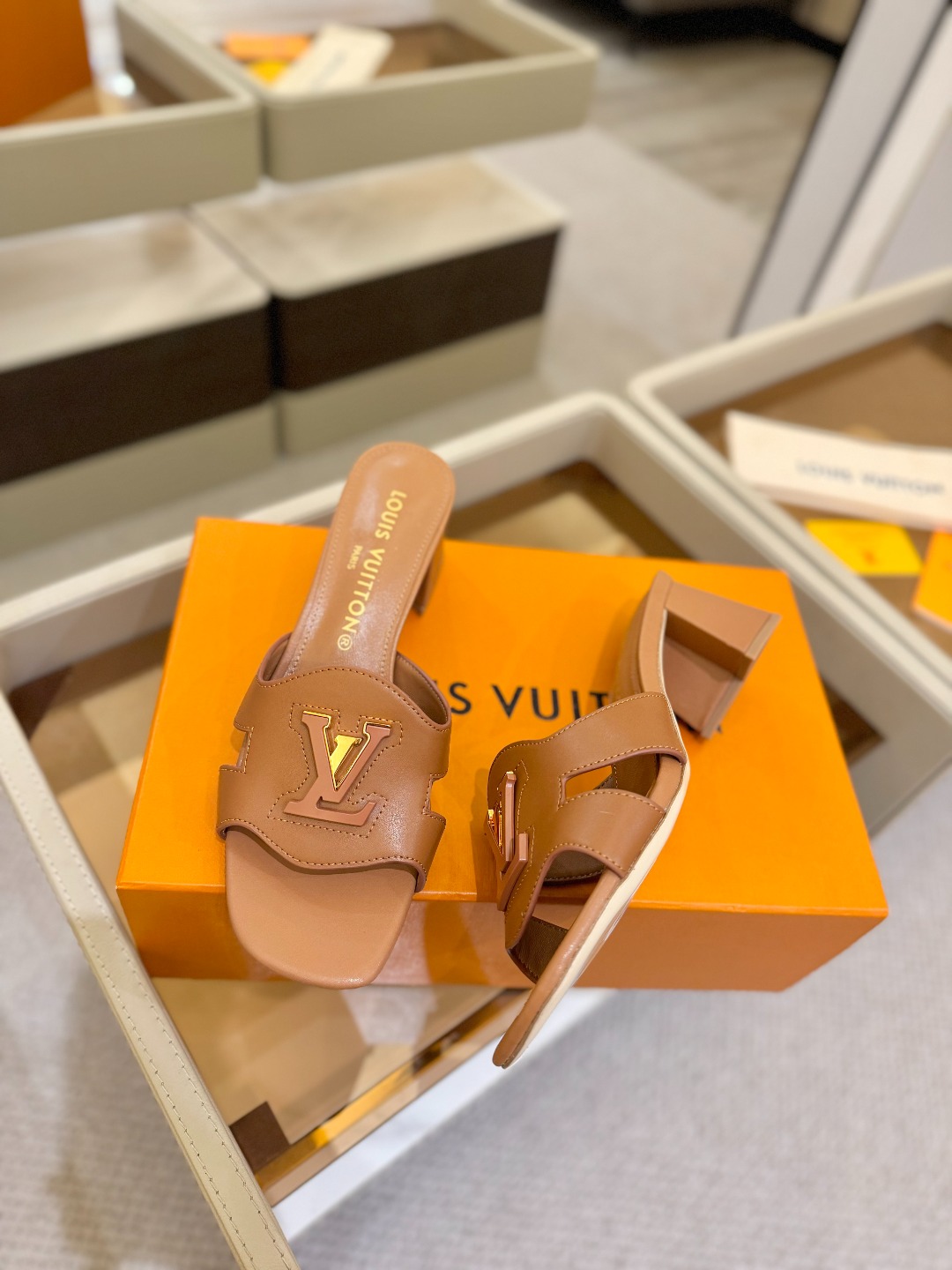 
  Louis Vuitton 
2025 款官网系列拖鞋！完美楦型、LV扣子工艺、更显优雅气质、上脚
