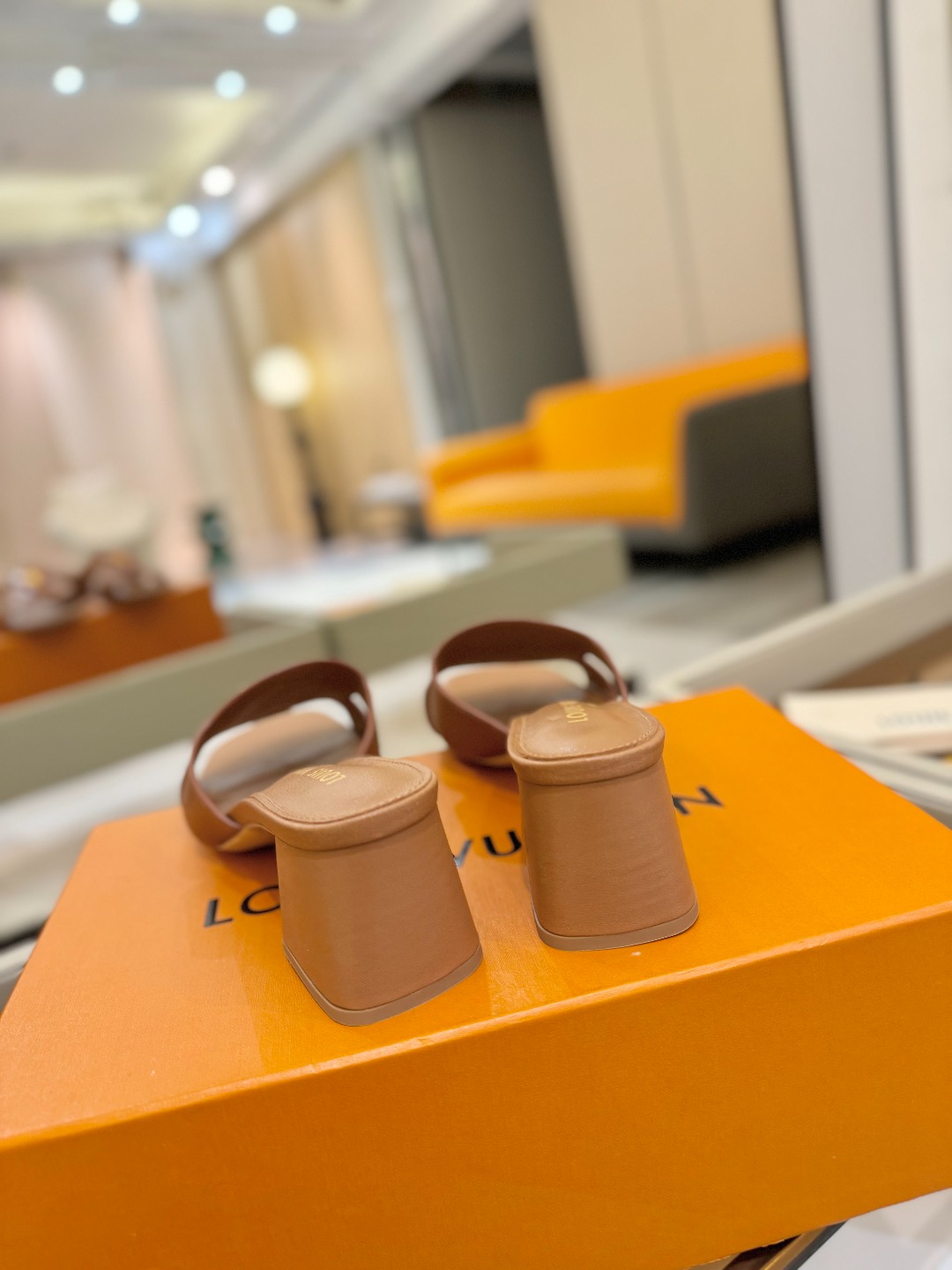 
  Louis Vuitton 
2025 款官网系列拖鞋！完美楦型、LV扣子工艺、更显优雅气质、上脚