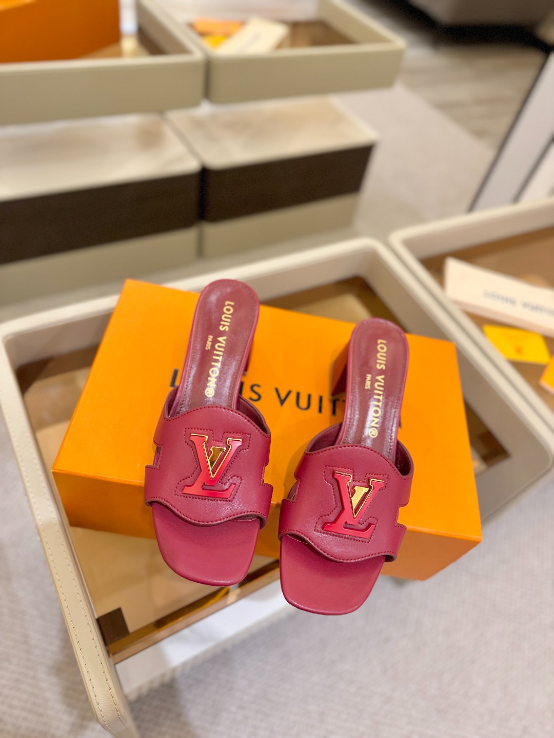
  Louis Vuitton 
2025 款官网系列拖鞋！完美楦型、LV扣子工艺、更显优雅气质、上脚