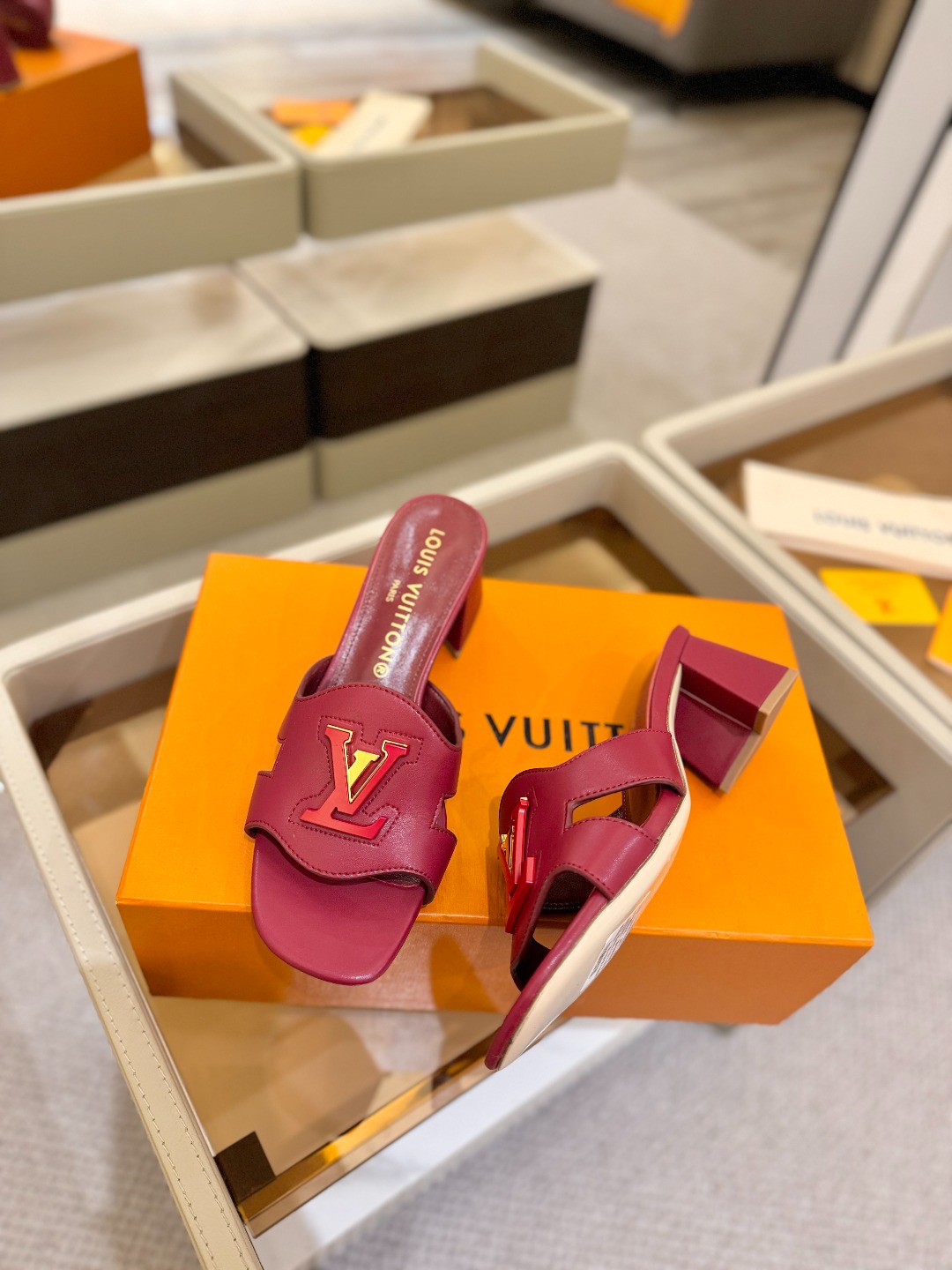 
  Louis Vuitton 
2025 款官网系列拖鞋！完美楦型、LV扣子工艺、更显优雅气质、上脚