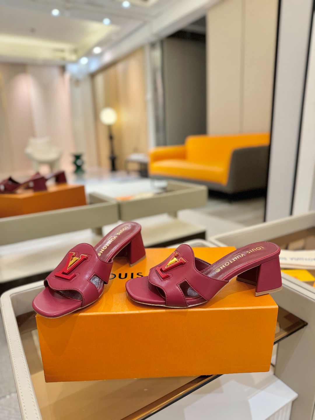 
  Louis Vuitton 
2025 款官网系列拖鞋！完美楦型、LV扣子工艺、更显优雅气质、上脚