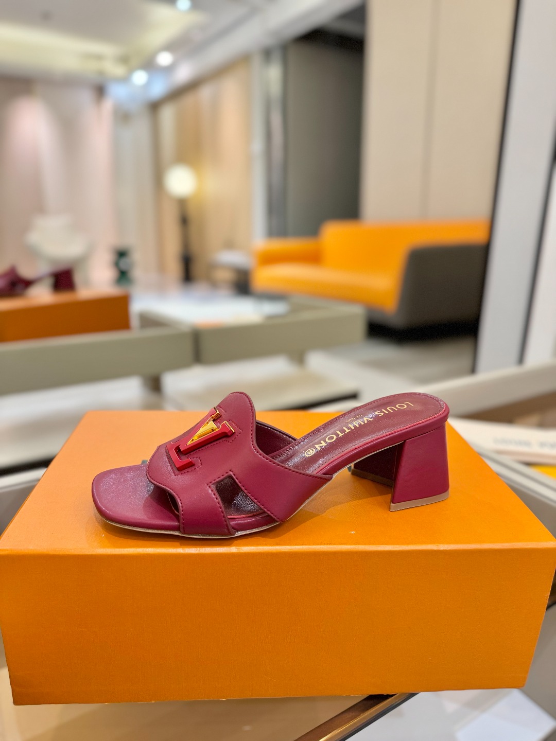 
  Louis Vuitton 
2025 款官网系列拖鞋！完美楦型、LV扣子工艺、更显优雅气质、上脚