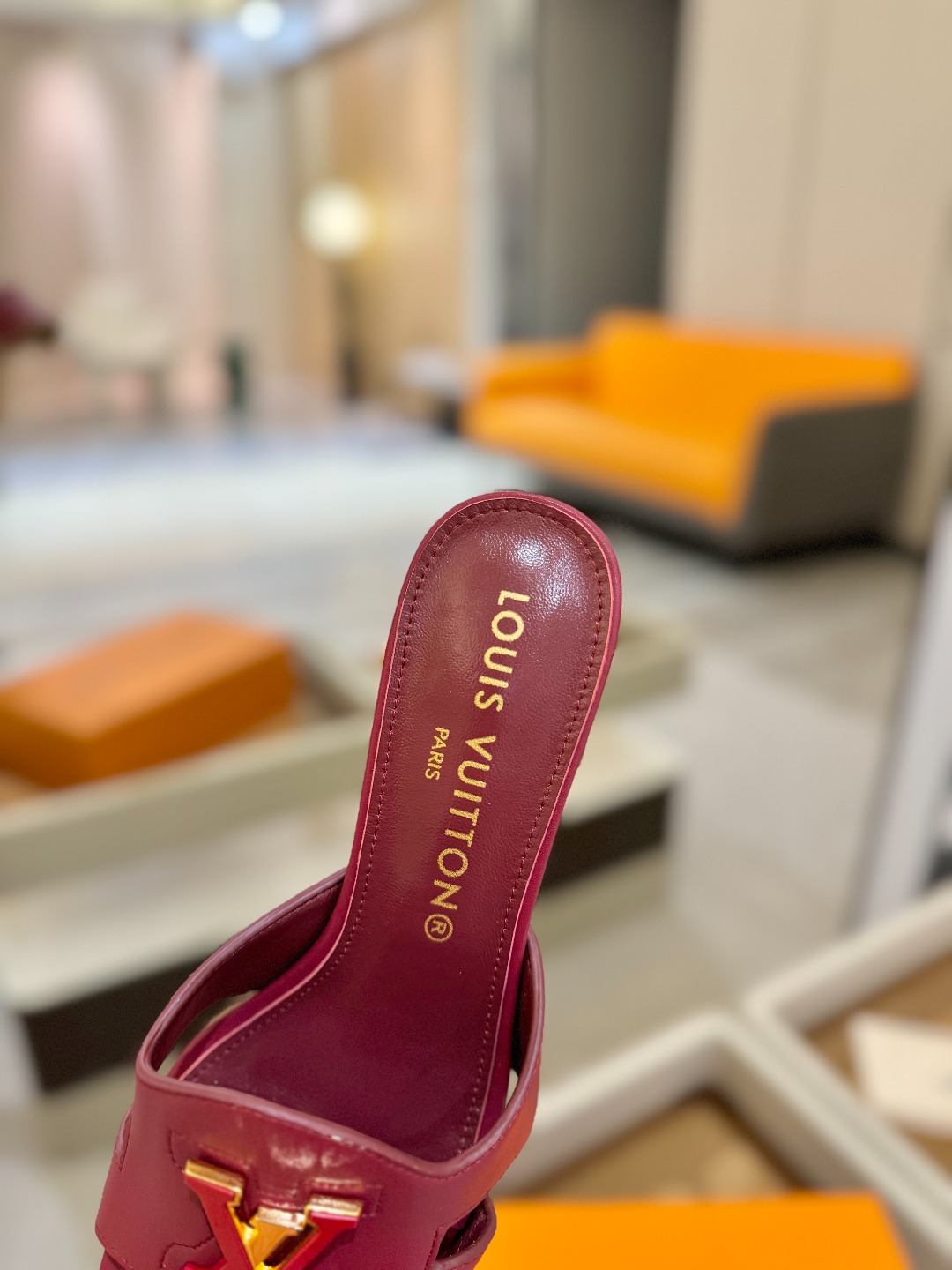
  Louis Vuitton 
2025 款官网系列拖鞋！完美楦型、LV扣子工艺、更显优雅气质、上脚