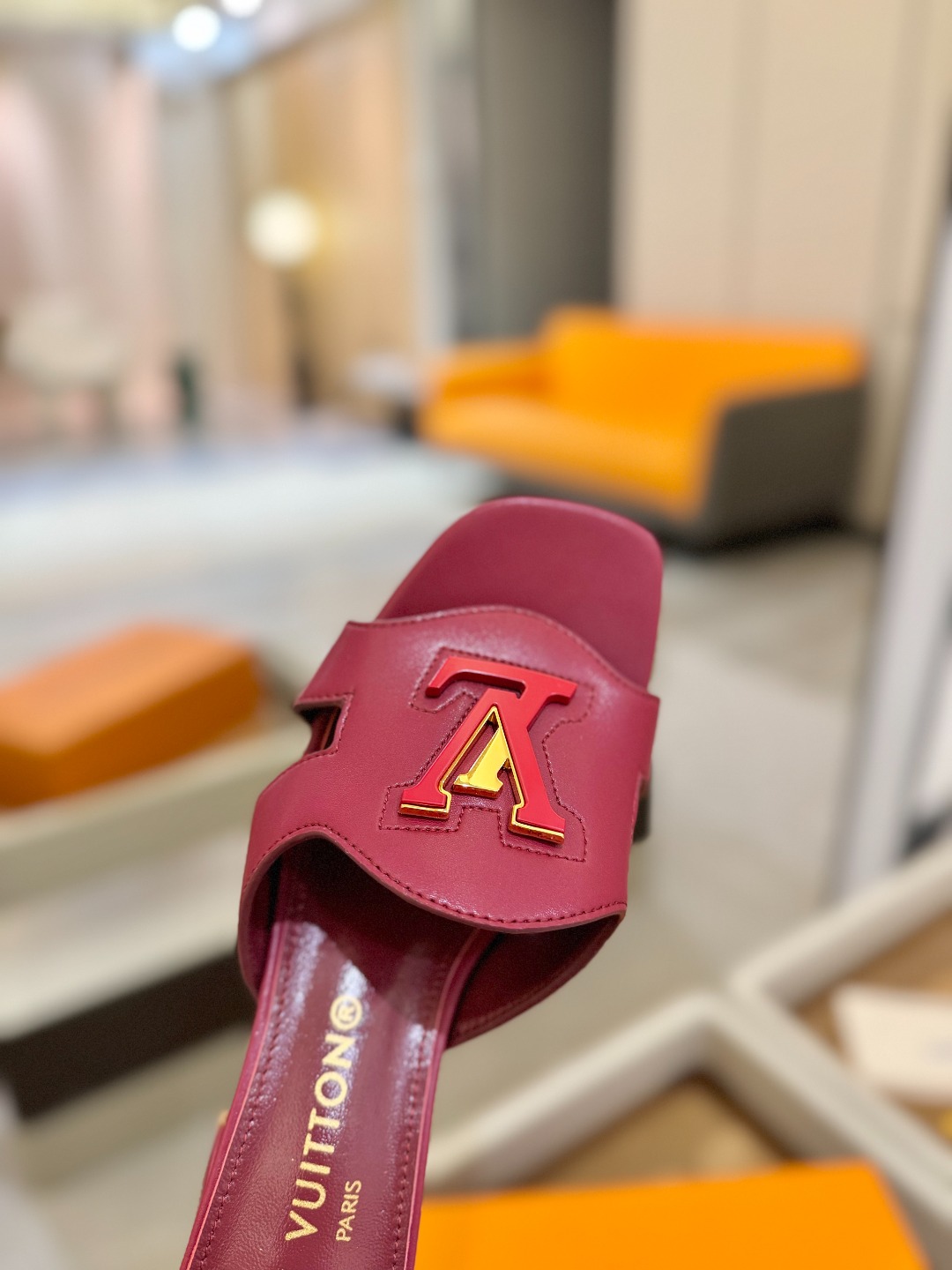 
  Louis Vuitton 
2025 款官网系列拖鞋！完美楦型、LV扣子工艺、更显优雅气质、上脚