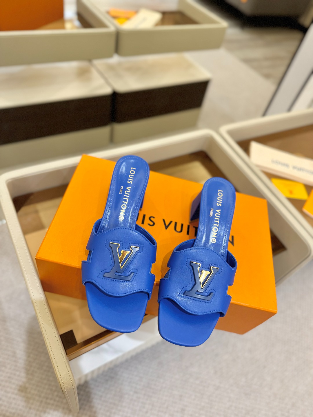 
  Louis Vuitton 
2025 款官网系列拖鞋！完美楦型、LV扣子工艺、更显优雅气质、上脚