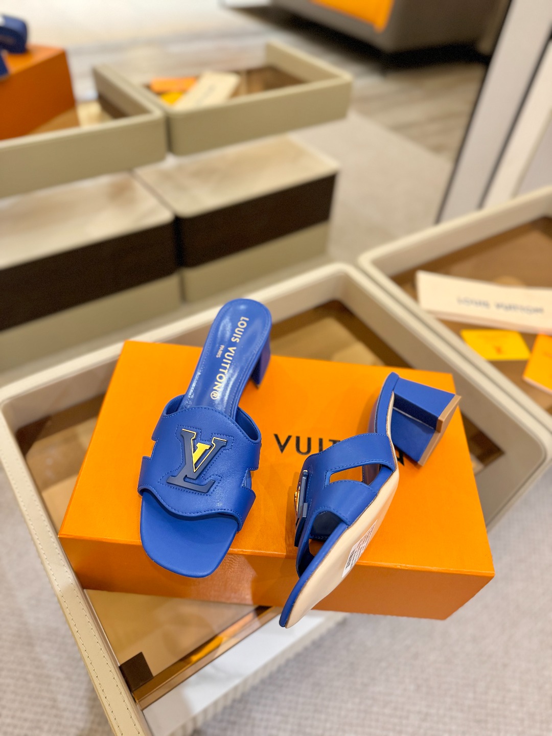 
  Louis Vuitton 
2025 款官网系列拖鞋！完美楦型、LV扣子工艺、更显优雅气质、上脚