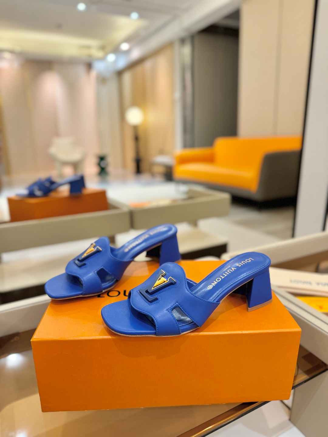 
  Louis Vuitton 
2025 款官网系列拖鞋！完美楦型、LV扣子工艺、更显优雅气质、上脚
