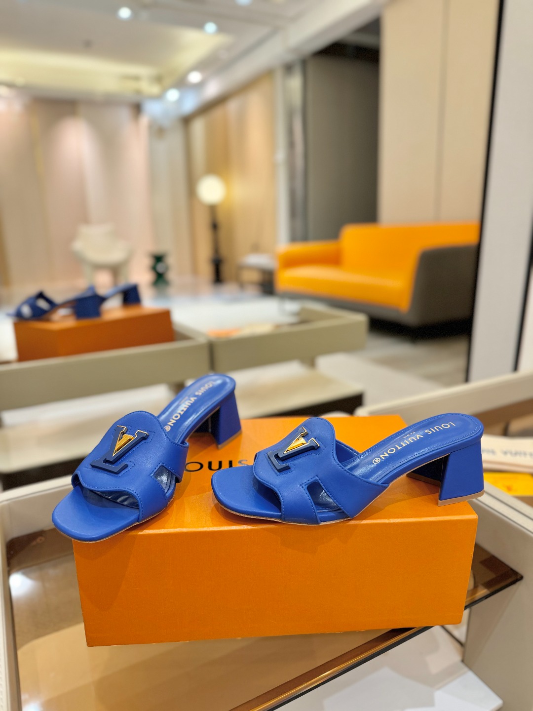 
  Louis Vuitton 
2025 款官网系列拖鞋！完美楦型、LV扣子工艺、更显优雅气质、上脚