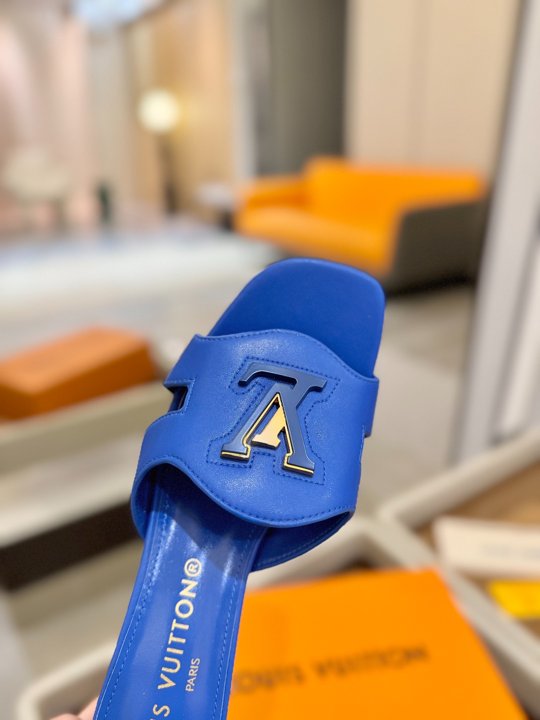 
  Louis Vuitton 
2025 款官网系列拖鞋！完美楦型、LV扣子工艺、更显优雅气质、上脚
