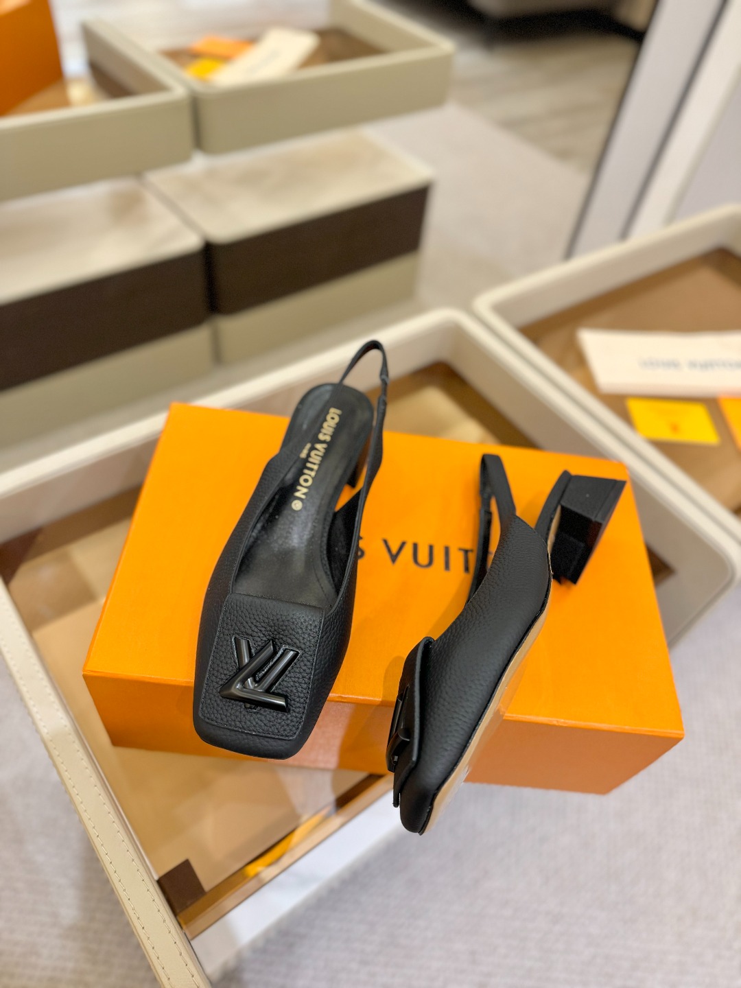 
2025 L✔️家春款专柜走秀官网系列、同步更新、完美楦型+大V扣电镀两层设计、再现经典、鞋舌油边、工