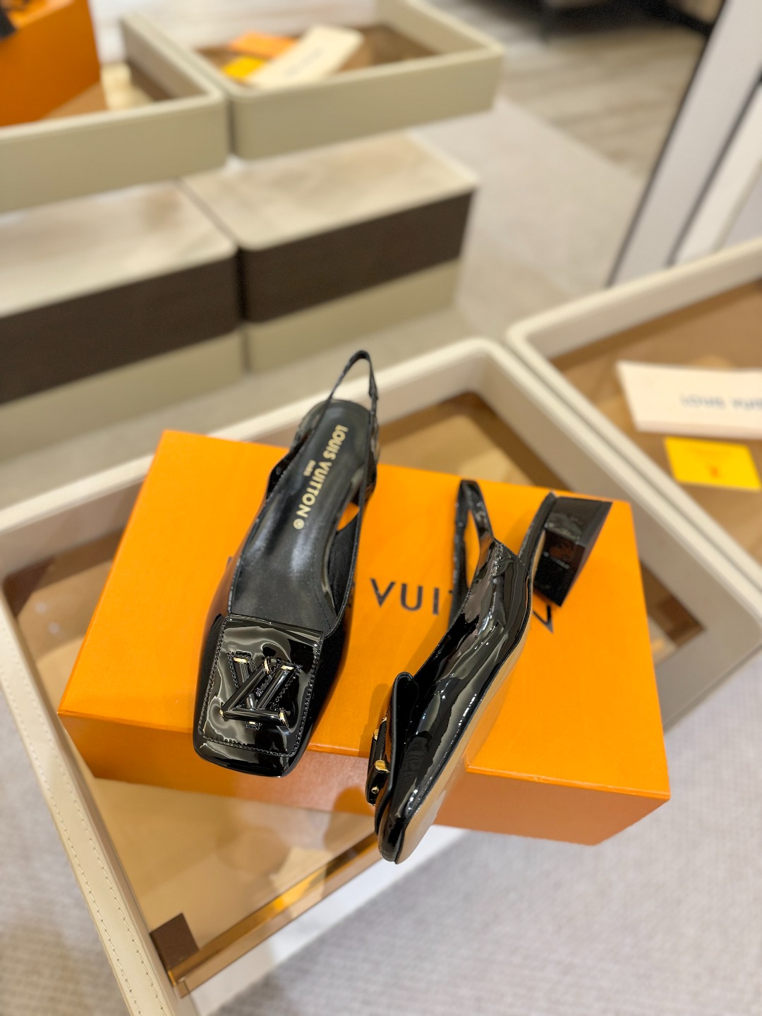 
2025 L✔️家春款专柜走秀官网系列、同步更新、完美楦型+大V扣电镀两层设计、再现经典、鞋舌油边、工