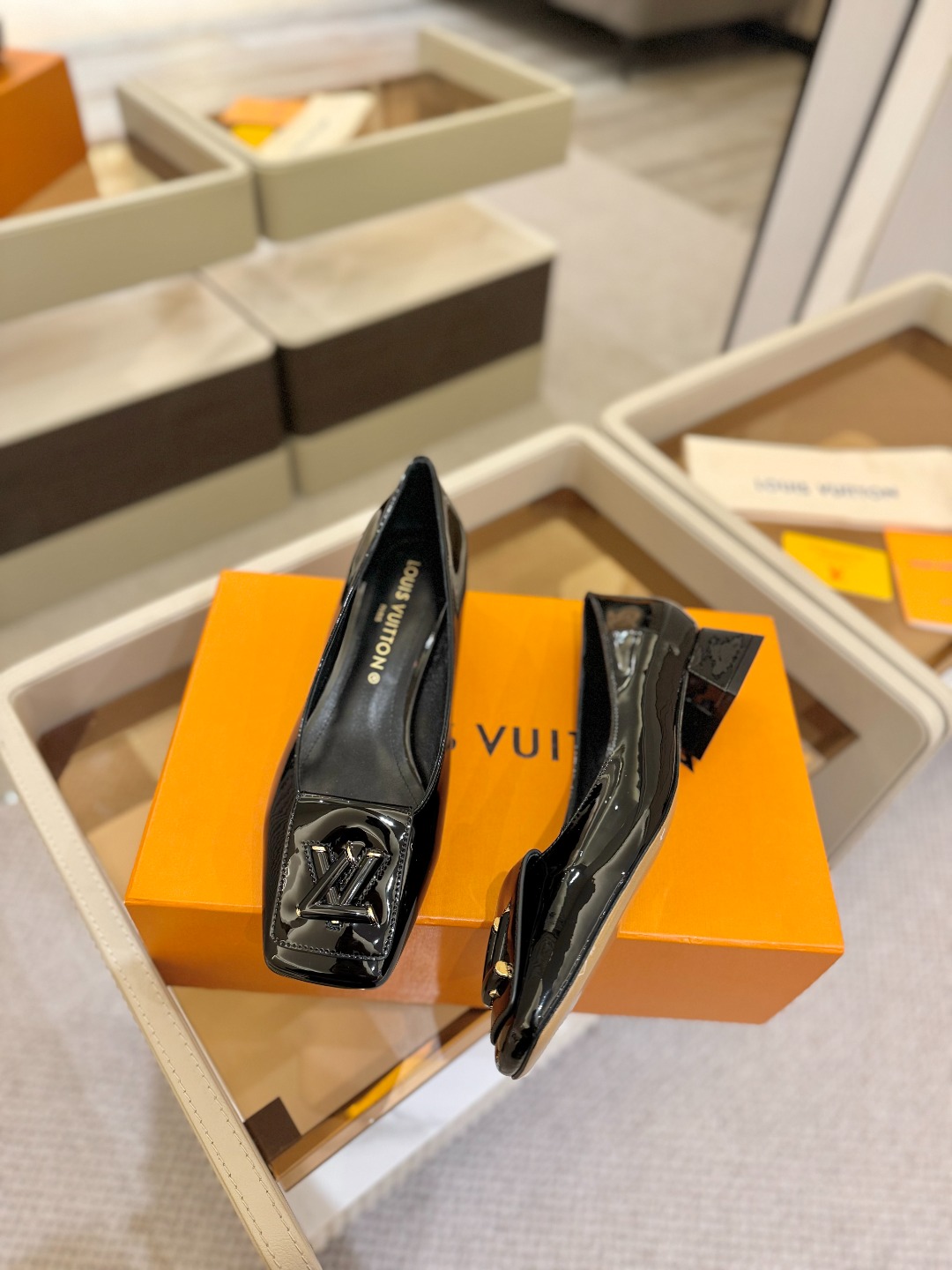 
2025 L✔️家春款专柜走秀官网系列、同步更新、完美楦型+大V扣电镀两层设计、再现经典、鞋舌油边、工