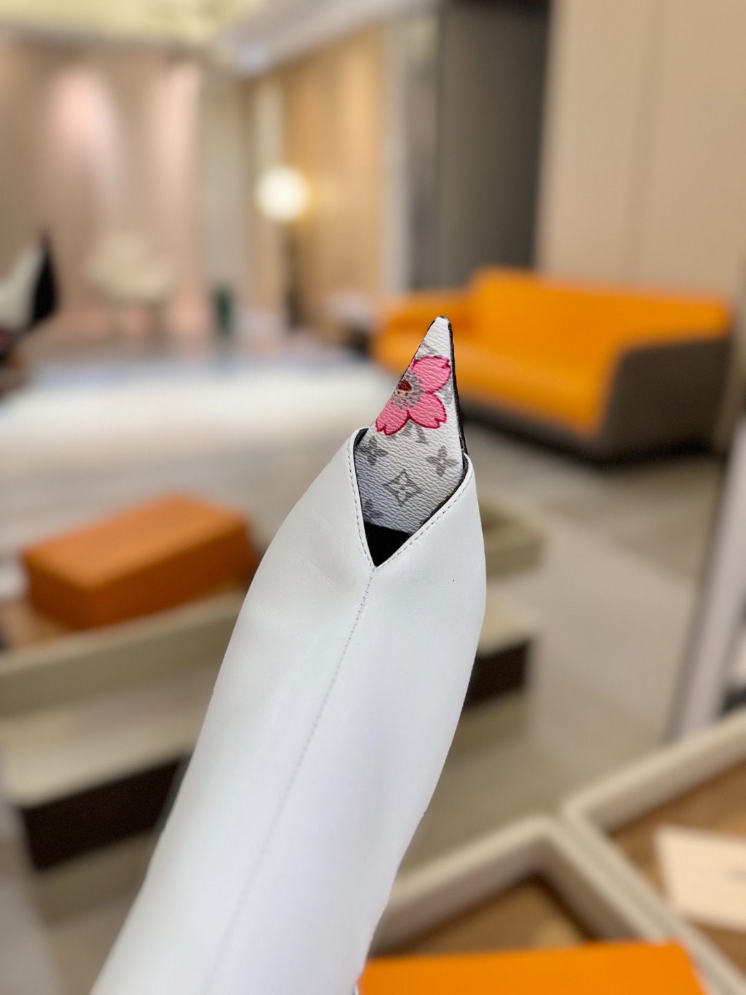 
 2025   春款走秀款👍 完美尖头设计 ，打造最美单品。
面料：进口小牛皮+专用进口老花
垫脚内里
