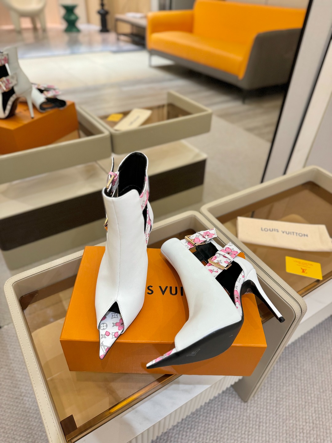 
 2025   春款走秀款👍 完美尖头设计 ，打造最美单品。
面料：进口小牛皮+专用进口老花
垫脚内里