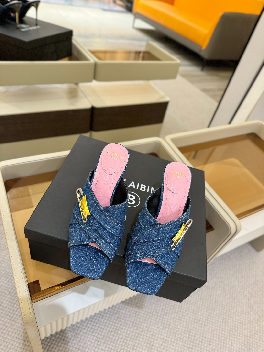 巴尔曼 2025 款走秀防时装高跟拖鞋
ʚ😊ɞ 品牌巴尔曼𝘽𝙖𝙡𝙢𝙖𝙞𝙣由法国时装设计师𝙥𝙞