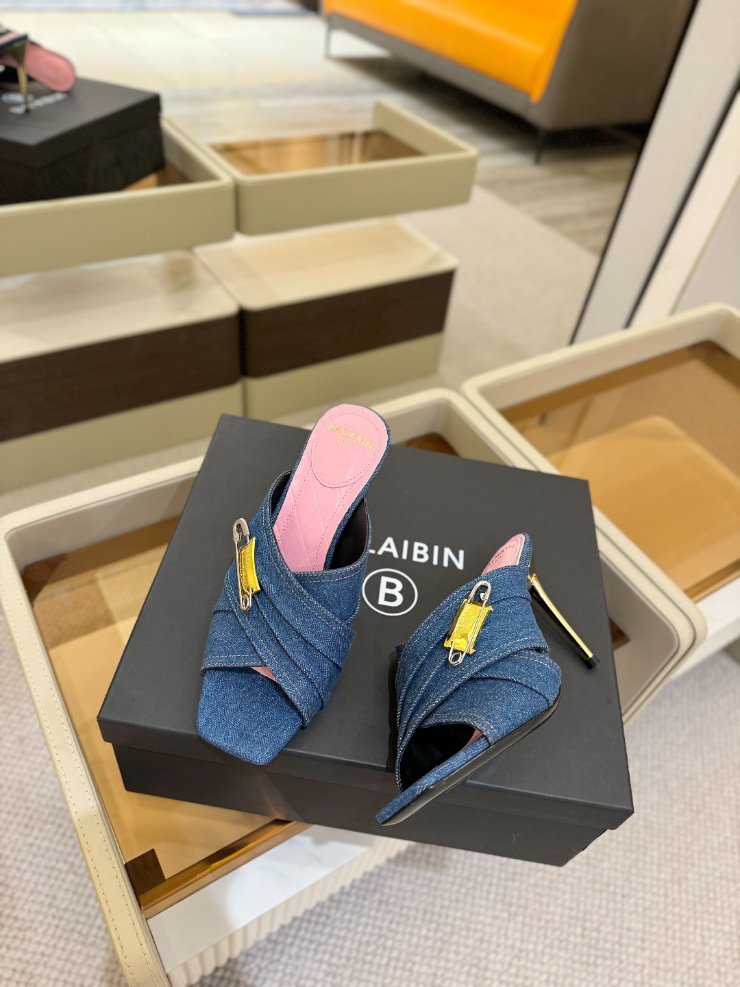 巴尔曼 2025 款走秀防时装高跟拖鞋
ʚ😊ɞ 品牌巴尔曼𝘽𝙖𝙡𝙢𝙖𝙞𝙣由法国时装设计师𝙥𝙞
