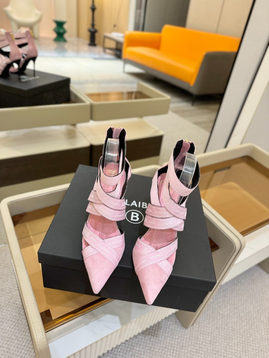 巴尔曼 2025 款走秀时装高跟凉鞋
ʚ😊ɞ 品牌巴尔曼𝘽𝙖𝙡𝙢𝙖𝙞𝙣由法国时装设计师𝙥𝙞𝙚𝙧