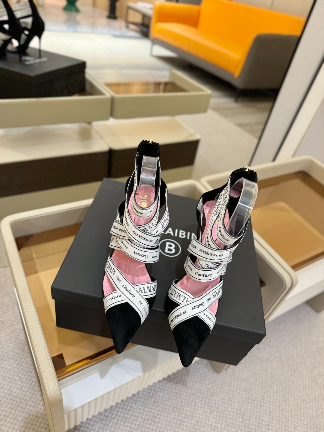 巴尔曼 2025 款走秀时装高跟凉鞋
ʚ😊ɞ 品牌巴尔曼𝘽𝙖𝙡𝙢𝙖𝙞𝙣由法国时装设计师𝙥𝙞𝙚𝙧