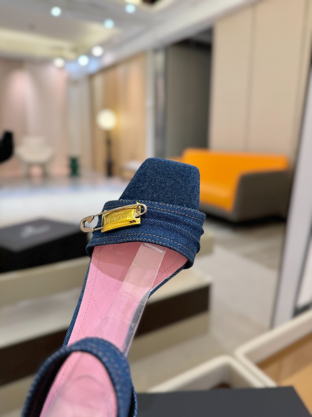 巴尔曼 2025 款走秀时装高跟凉鞋
ʚ😊ɞ 品牌巴尔曼𝘽𝙖𝙡𝙢𝙖𝙞𝙣由法国时装设计师𝙥𝙞𝙚𝙧