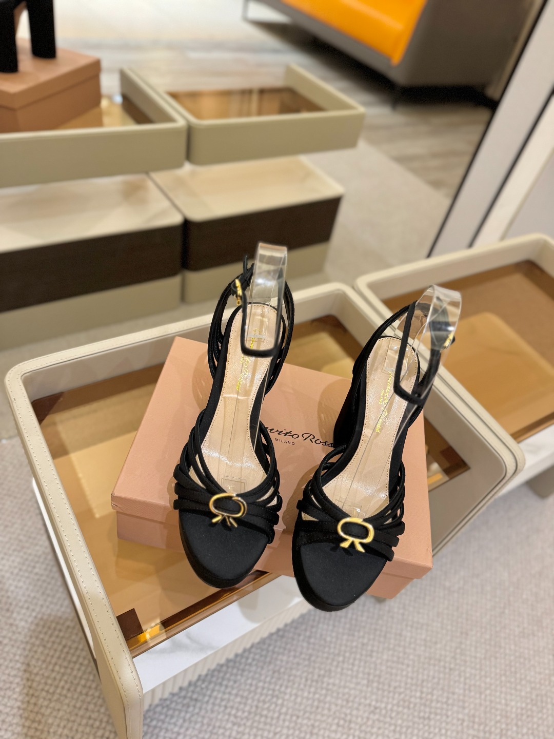 
 gianvito rossi 
👠2025新款凉鞋
👡✨真丝邂逅防水台高跟，今夏的优雅暴击！💦这双防