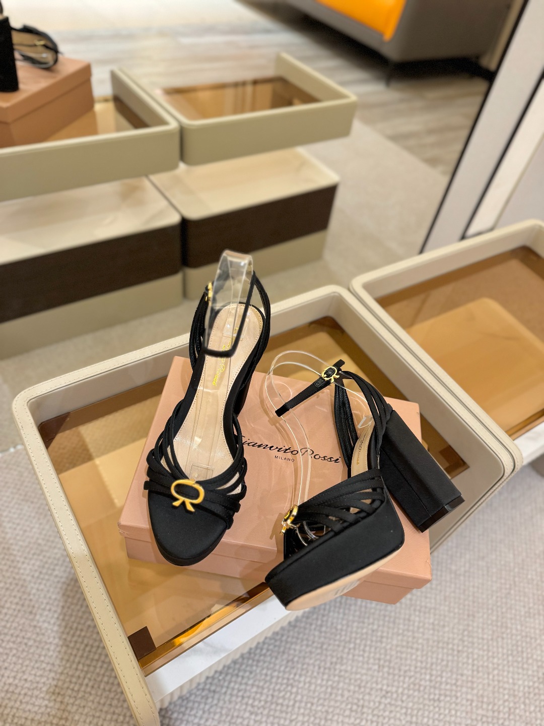 
 gianvito rossi 
👠2025新款凉鞋
👡✨真丝邂逅防水台高跟，今夏的优雅暴击！💦这双防
