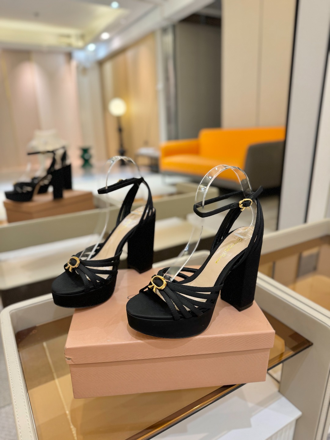 
 gianvito rossi 
👠2025新款凉鞋
👡✨真丝邂逅防水台高跟，今夏的优雅暴击！💦这双防