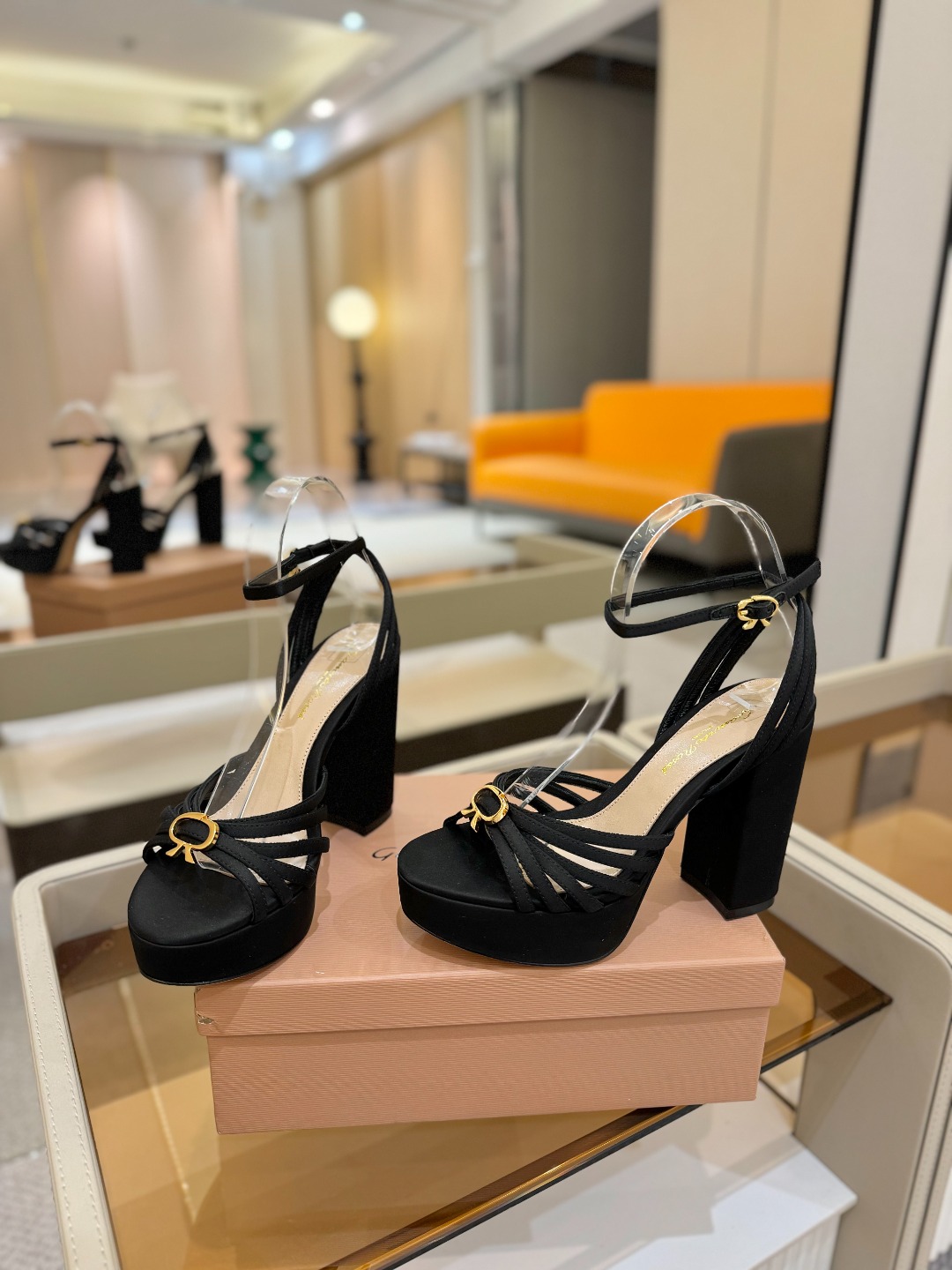 
 gianvito rossi 
👠2025新款凉鞋
👡✨真丝邂逅防水台高跟，今夏的优雅暴击！💦这双防