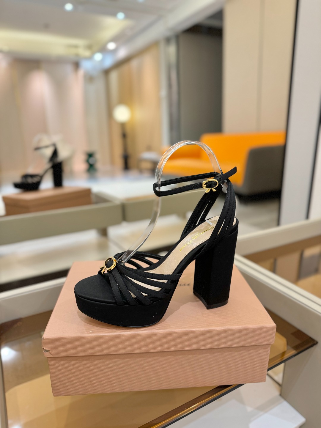 
 gianvito rossi 
👠2025新款凉鞋
👡✨真丝邂逅防水台高跟，今夏的优雅暴击！💦这双防