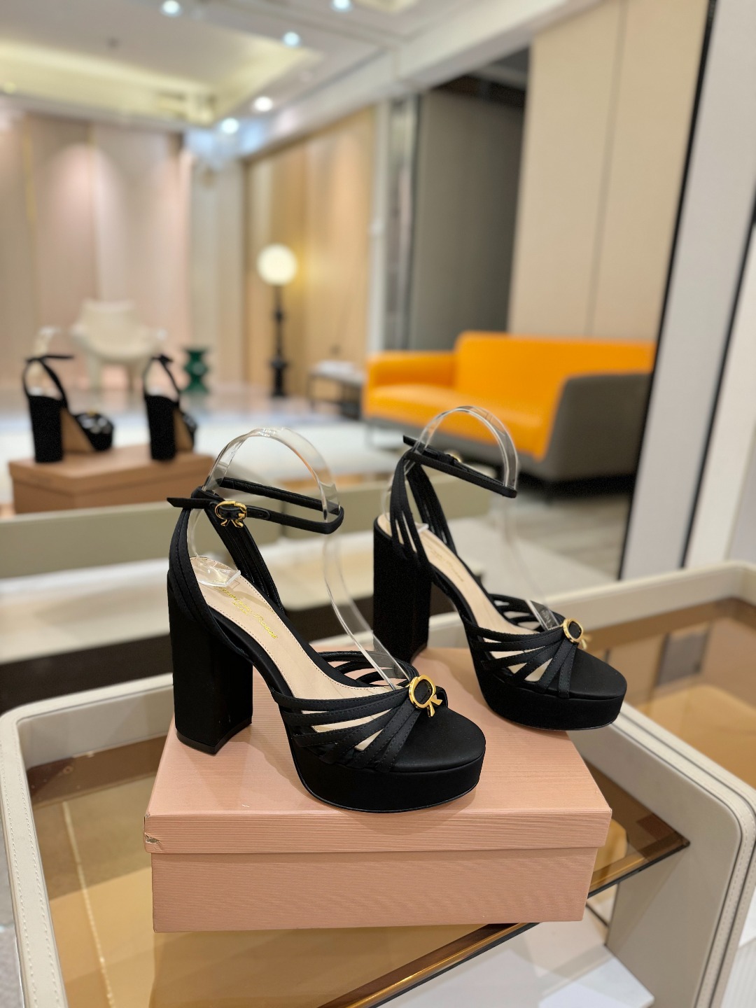 
 gianvito rossi 
👠2025新款凉鞋
👡✨真丝邂逅防水台高跟，今夏的优雅暴击！💦这双防