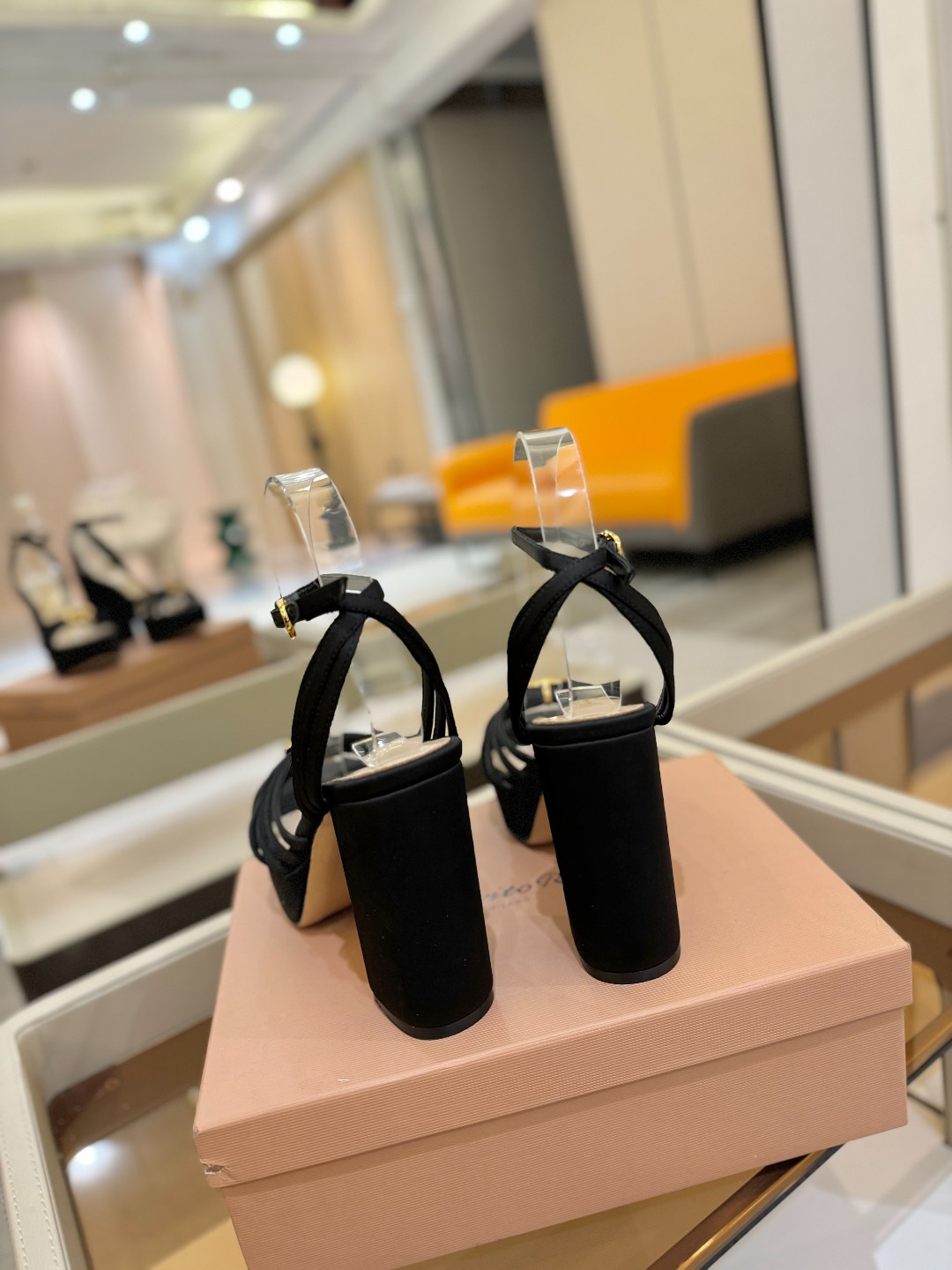 
 gianvito rossi 
👠2025新款凉鞋
👡✨真丝邂逅防水台高跟，今夏的优雅暴击！💦这双防