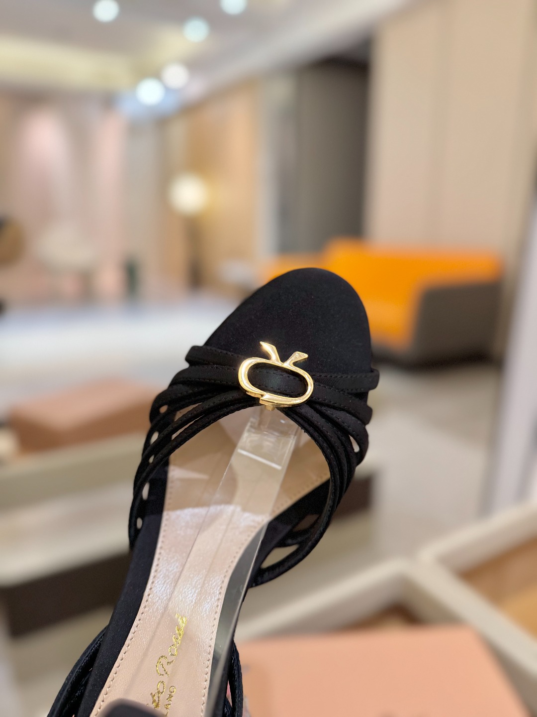 
 gianvito rossi 
👠2025新款凉鞋
👡✨真丝邂逅防水台高跟，今夏的优雅暴击！💦这双防