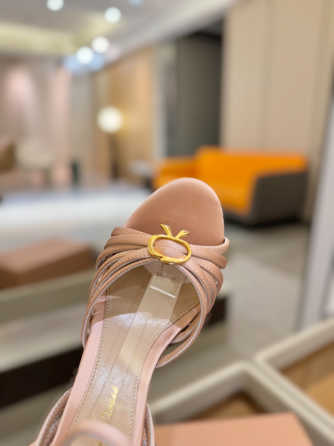 
 gianvito rossi 
👠2025新款凉鞋
👡✨真丝邂逅防水台高跟，今夏的优雅暴击！💦这双防