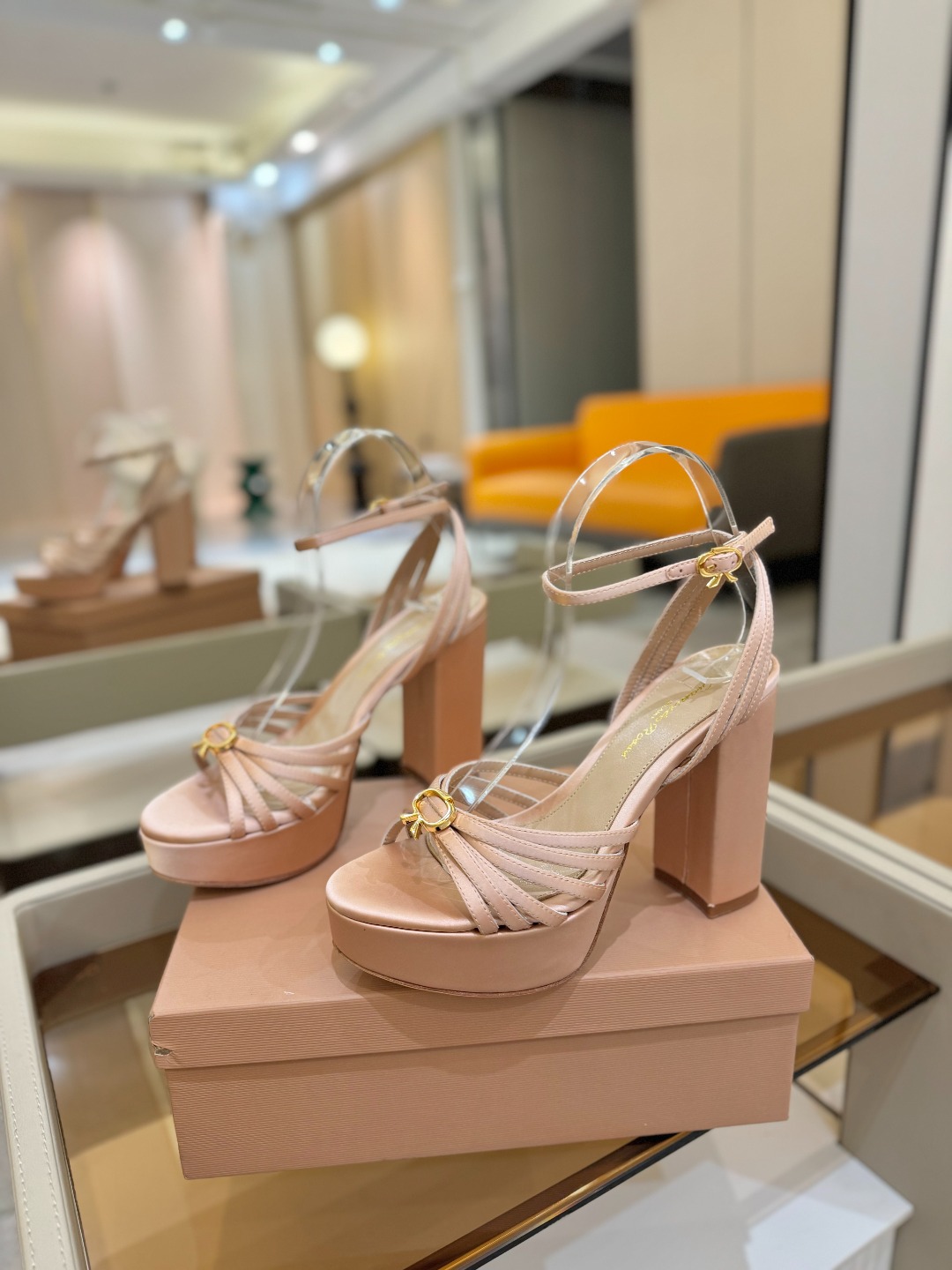 
 gianvito rossi 
👠2025新款凉鞋
👡✨真丝邂逅防水台高跟，今夏的优雅暴击！💦这双防