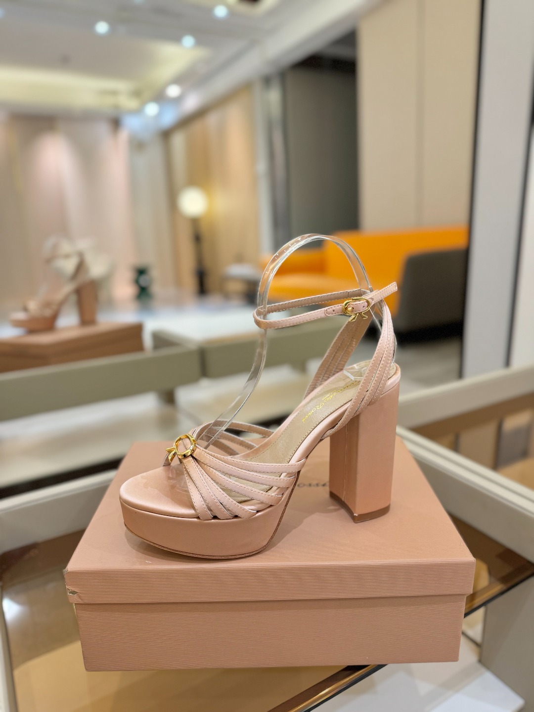 
 gianvito rossi 
👠2025新款凉鞋
👡✨真丝邂逅防水台高跟，今夏的优雅暴击！💦这双防