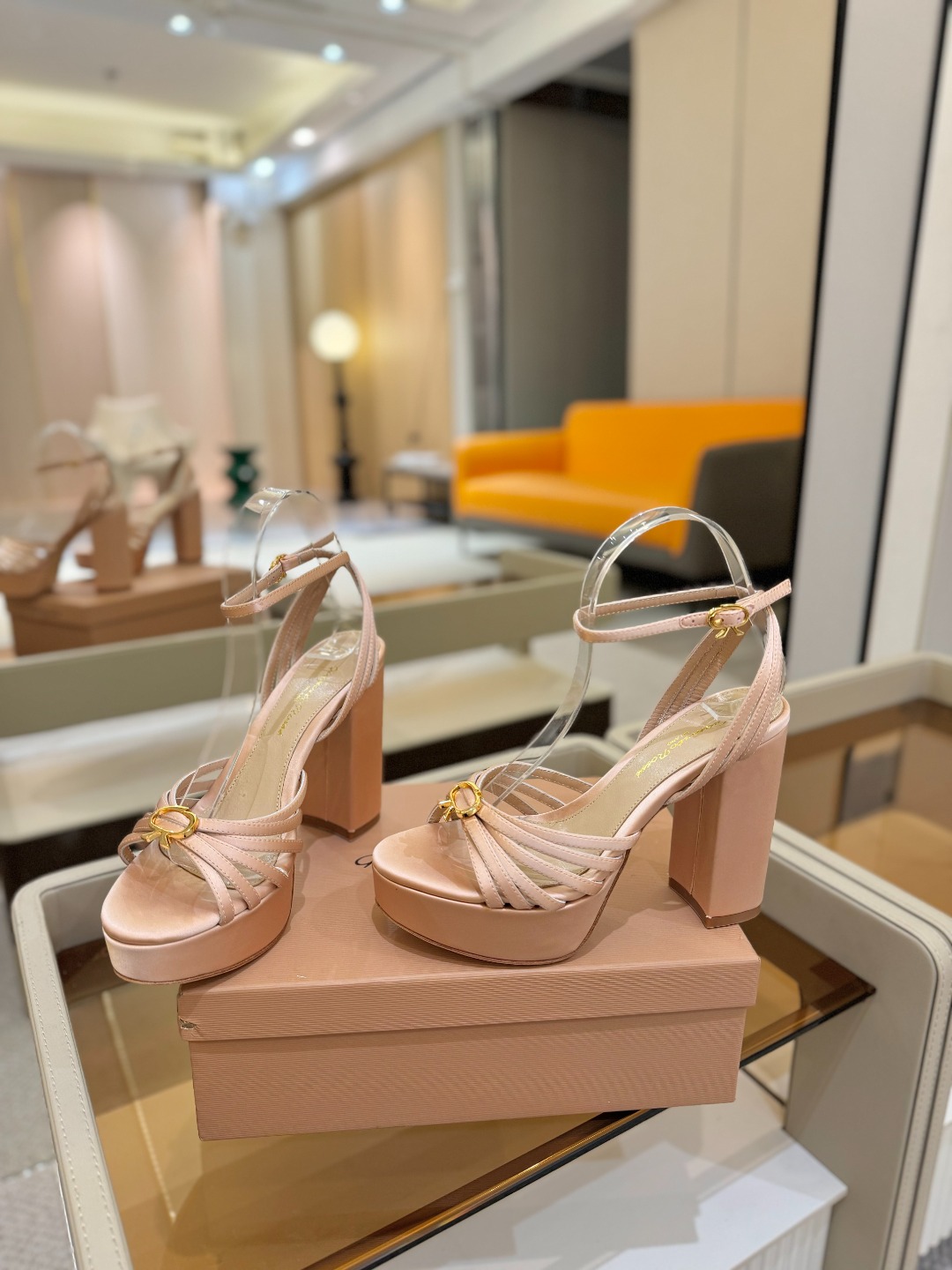 
 gianvito rossi 
👠2025新款凉鞋
👡✨真丝邂逅防水台高跟，今夏的优雅暴击！💦这双防