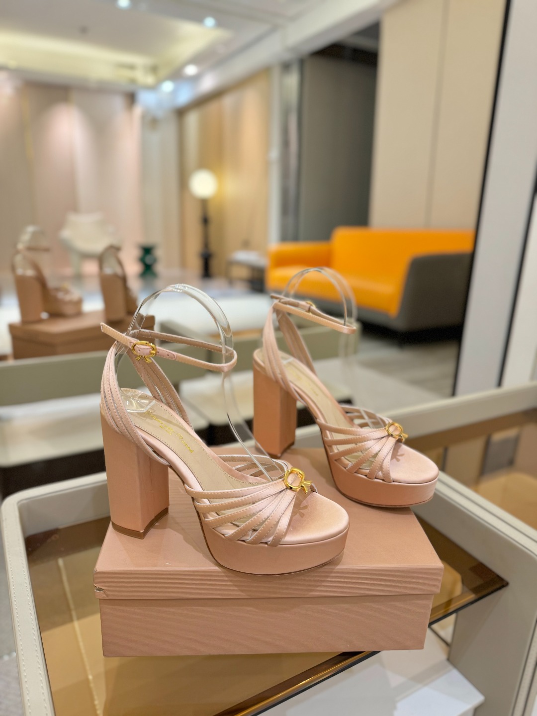 
 gianvito rossi 
👠2025新款凉鞋
👡✨真丝邂逅防水台高跟，今夏的优雅暴击！💦这双防