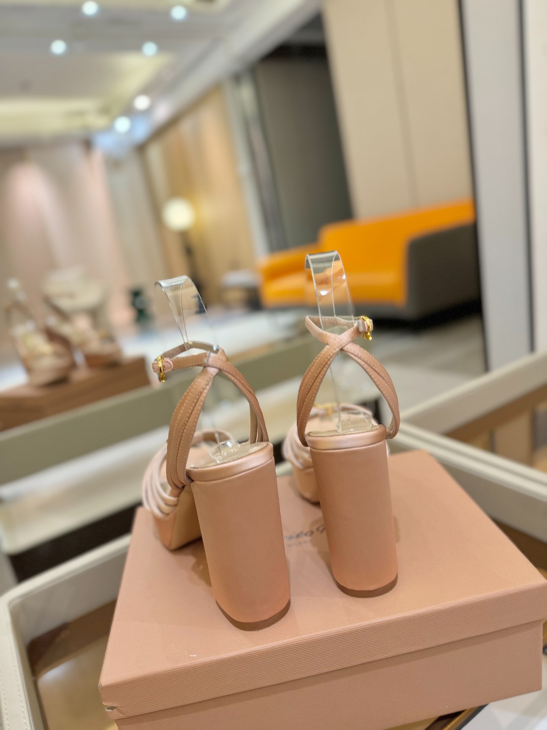 
 gianvito rossi 
👠2025新款凉鞋
👡✨真丝邂逅防水台高跟，今夏的优雅暴击！💦这双防